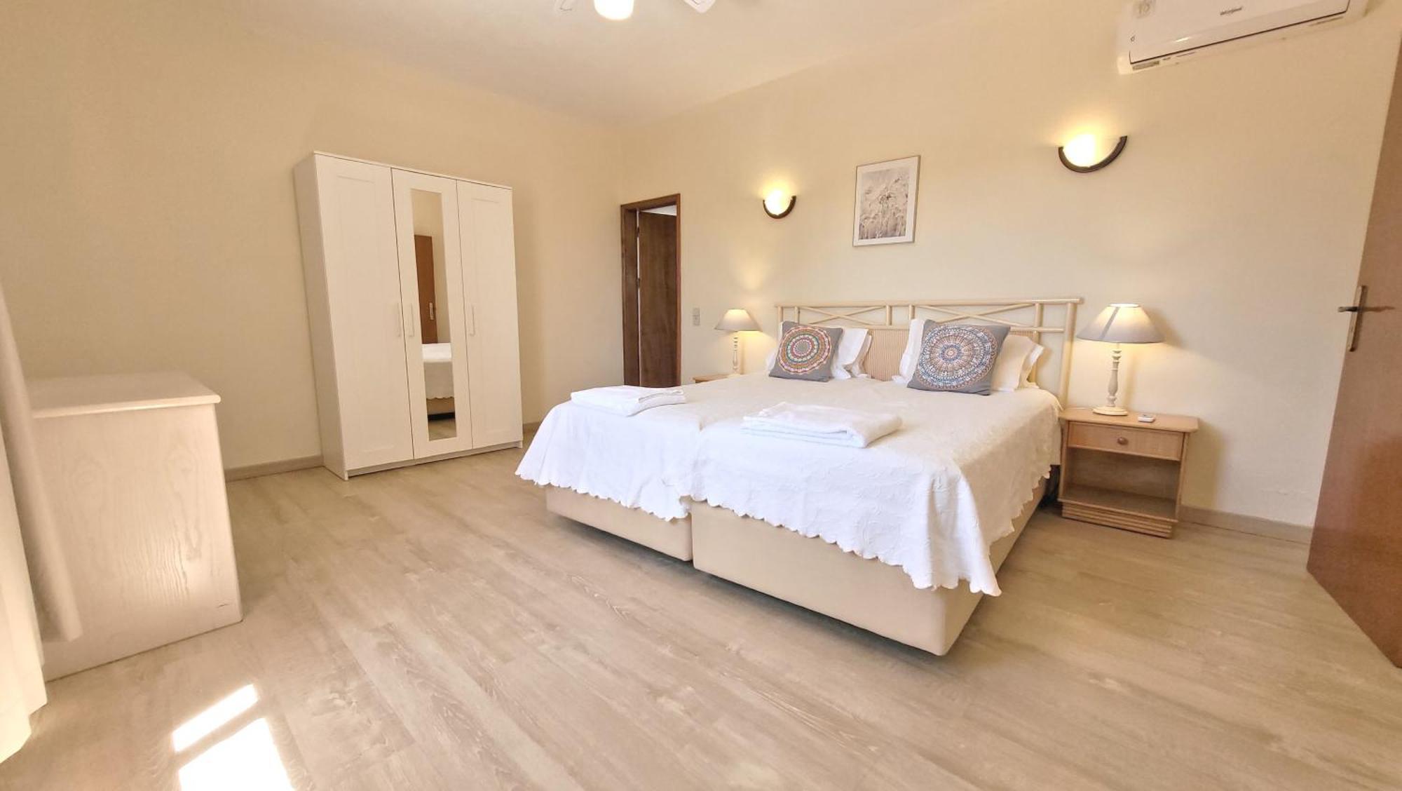 Walking Distance To The Centre - Snooker Table - Private Pool - 5 Bedrooms Quarteira Exterior foto
