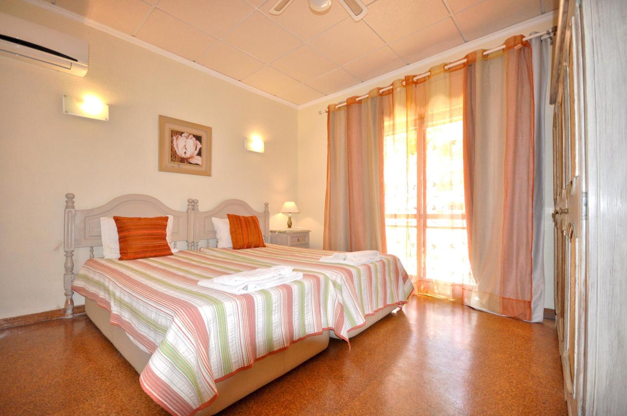 Walking Distance To The Centre - Snooker Table - Private Pool - 5 Bedrooms Quarteira Exterior foto